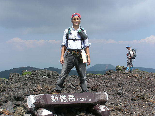 本人・新燃岳火口・爆発前.JPG