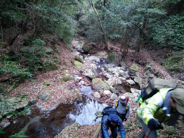川沿いを伝う.jpg
